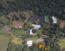 Buscamos preservar a natureza, minimizando o impacto de nossas ações sobre ela. A construção sustentável foi feita com telha de tetrapak, reaproveitando um total de 130 mil caixinhas de leite. Os tijolos ecológicos são de barro,  com um sistema que gera menos resíduos para o meio ambiente. Os móveis são de reuso, o aquecimento da água é feito pela luz solar e lareira, a fossa é ecológica, com dois filtros biodegradáveis, com círculo de bananeiras para filtrar os resíduos finais e as lâmpadas são todas de led. O lixo orgânico é destinado para um sistema de compostagem chamado minhocário, em que as minhocas californianas o transformam em humus sólido e líquido, que usamos nas hortas. Temos este sistema à venda para quem interessar.<br />
Assim, mantemos a natureza mais conservada possível. Rodeado por belos jardins, cascatas e açudes, o Sítio possui diversos espaços para contemplação e convivência.<br />
Crédito das fotos: SLVK Fotografia